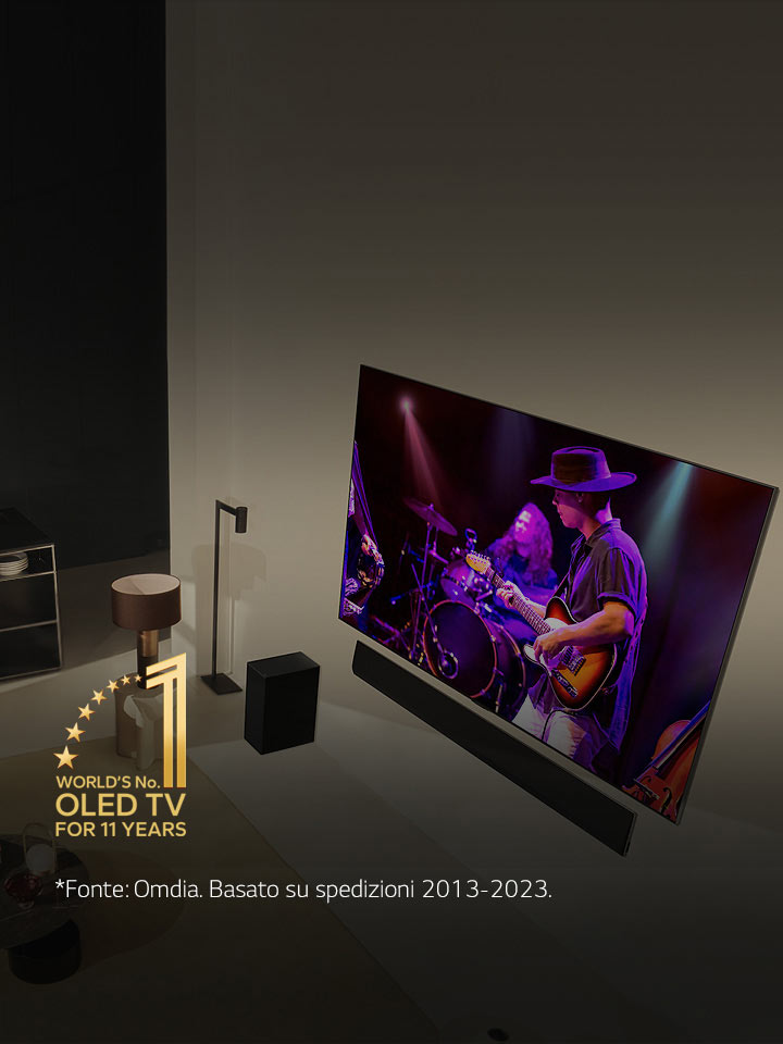 Prospettiva dall’alto di un uomo e una donna che guardano un concerto su una grande OLED TV in un appartamento moderno. L’emblema “OLED TV numero 1 al mondo da 11 anni” si trova nell’immagine. L’esclusione di responsabilità recita: “Fonte: Omdia. Spedizioni unitarie, dal 2013 al 2023. I risultati non rappresentano un’approvazione di LG Electronics. Qualsiasi affidamento su questi risultati è a rischio e pericolo di terzi. Visita https://www.omdia.com/ per ulteriori dettagli.”