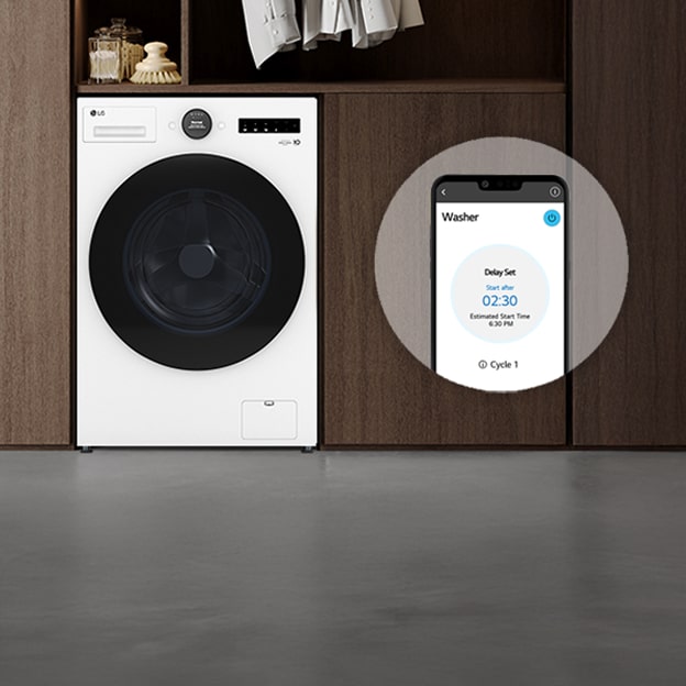 Un uomo controlla a distanza una lavatrice tramite smartphone. Sullo schermo è visibile l’app LG ThinQ™ con una lavatrice integrata mostrata a destra.
