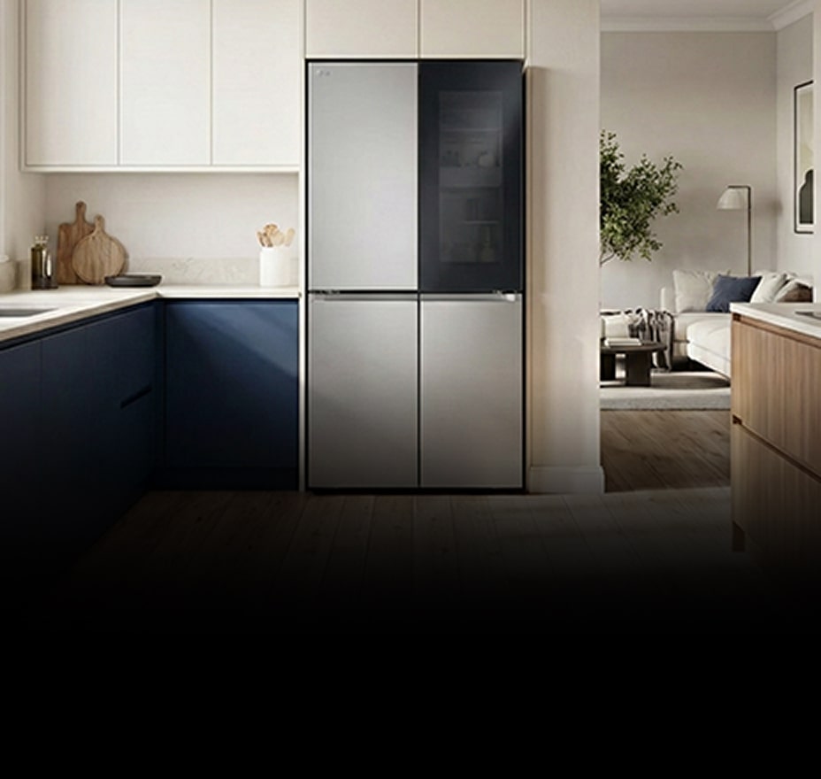 Frigorifero multiporta posizionato al centro di una cucina dai toni bianco e blu.