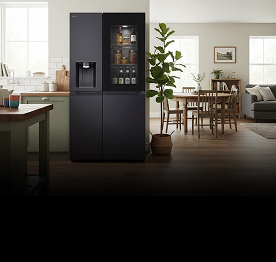 Vista laterale di una cucina con un frigorifero nero InstaView da incasso.