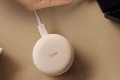 Un’immagine di LG TONE Free collegati con Plug & Wireless.