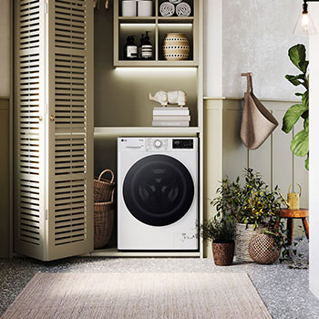 La lavatrice LG F4R3710NSWW da 10kg bianca dal design elegante, installata ordinatamente sotto il bancone di una lavanderia moderna.