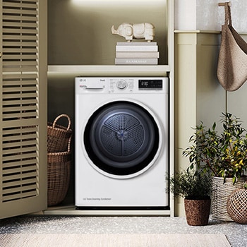 Asciugatrice LG RH90V5AV6N Bianca, elegantemente integrata in un vano lavanderia verde chiaro con mensole in legno e piante.