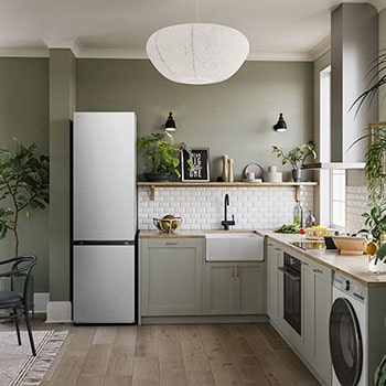 Frigorifero combinato LG GBV7280DMB Metal Sorbet, 203 cm di altezza, inserito in una moderna cucina, evidenzia il suo elegante design a porta piatta.