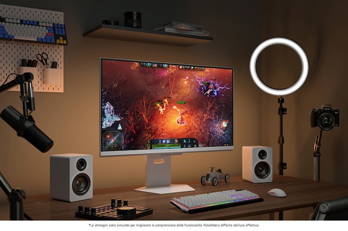 Monitor Gaming LG UltraGear 32G810SA in un moderno ufficio domestico, che mostra l'interfaccia webOS Home Hub e il suo design minimalista.