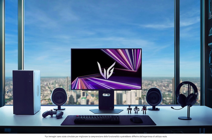 Monitor Gaming LG UltraGear™ 27GX700A in un setup da gioco luminoso con vista sulla città, mostra il logo UltraGear sullo schermo in un ambiente di gioco premium.