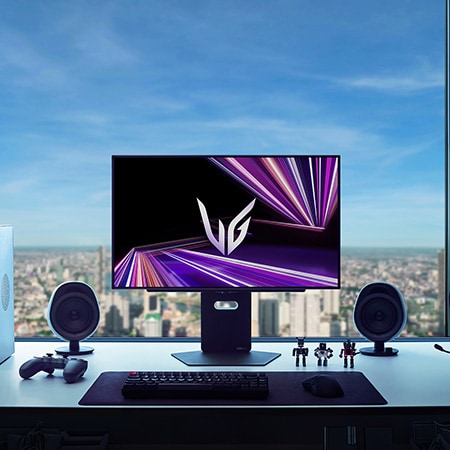 Monitor Gaming LG UltraGear™ 27GX700A in un setup da gioco luminoso con vista sulla città, mostra il logo UltraGear sullo schermo in un ambiente di gioco premium.