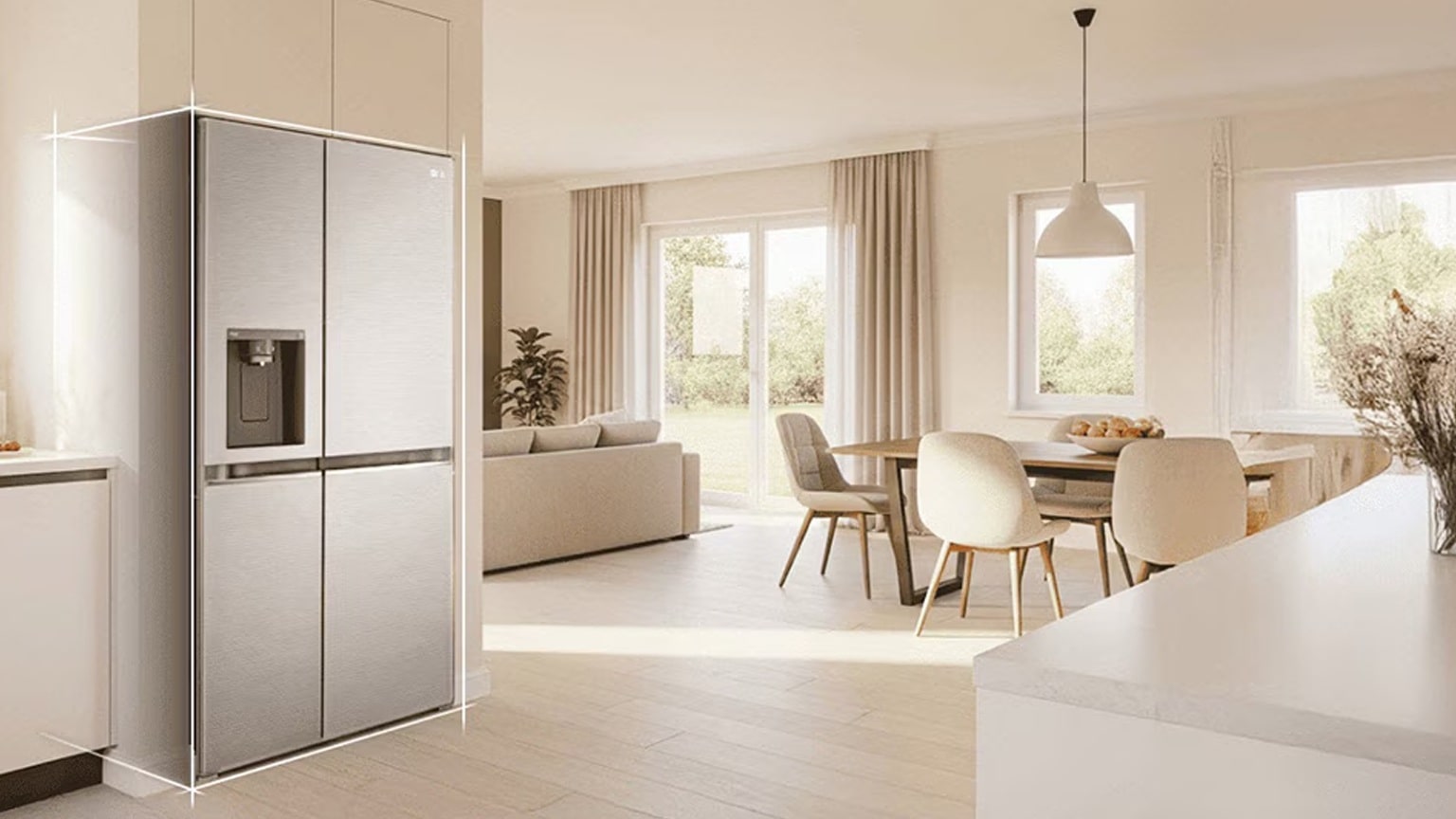 Frigorifero LG con un’elegante finitura in argento posizionato in una cucina luminosa e moderna con tavolo da pranzo e grandi finestre.