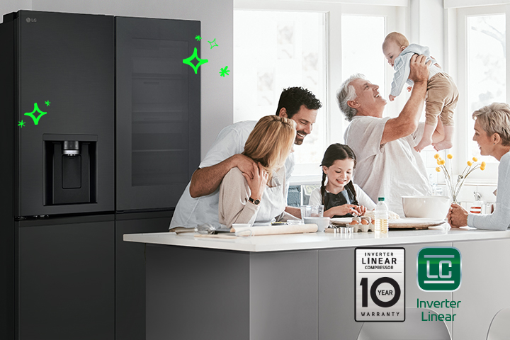 Una famiglia è riunita in cucina davanti al frigorifero.