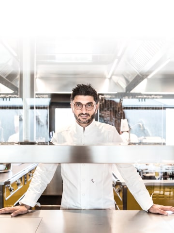 Immagine dello chef Andrea Aprea