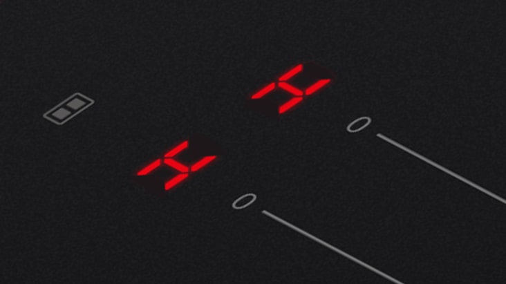 Dettaglio del led con la lettera "H" che indica che il piano cottura è ancora molto caldo.