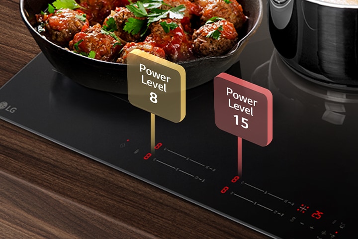 Piano cottura LG con pentola di spaghetti a bollire e padella di polpette al sugo, livelli di potenza 8 e 15.