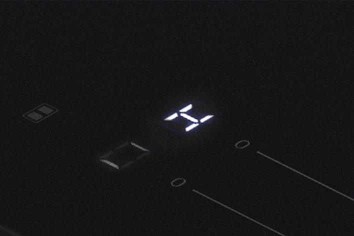 Dettaglio del led con la lettera "H" che indica che il piano cottura è ancora molto caldo.