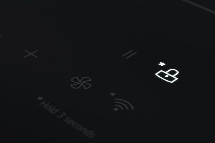 Interfaccia touch LG con lucchetto illuminato in alto a destra, ventola al centro e icona Wi-Fi in basso a sinistra.