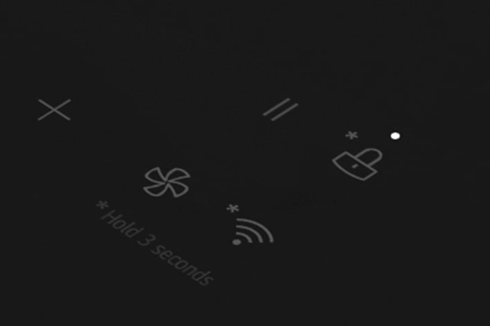 Pannello di controllo nero LG con icone di blocco, ventilazione, Wi-Fi e indicatore luminoso acceso in alto a destra.