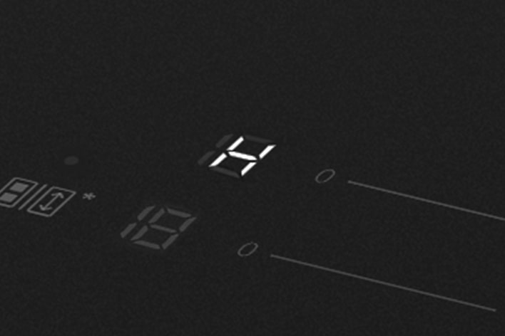 Pannello di controllo LG con display a LED nero che mostra "H" e "13" illuminati su sfondo scuro.