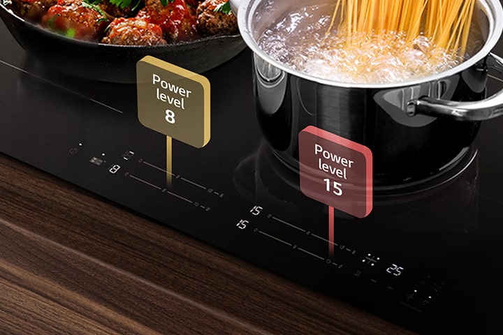 Piano cottura a induzione LG con pentola d'acqua bollente a livello 15 e padella con polpette a livello 8.