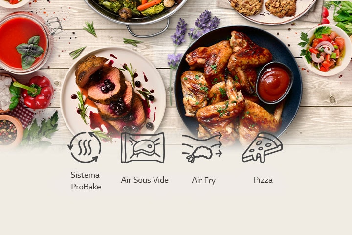 Ali di pollo con salsa barbecue, verdure arrostite, piatto di carne con salsa di frutti di bosco e insalata.