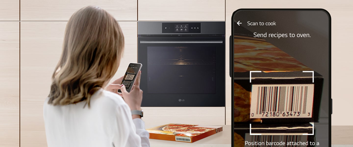 Immagine di una donna che scansiona un codice a barre di un surgelato con il suo smartphone.