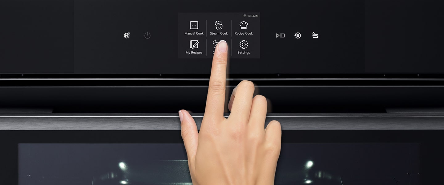 Immagine di una mano con uno spruzzino che spruzza acqua sulle pareti interne del forno