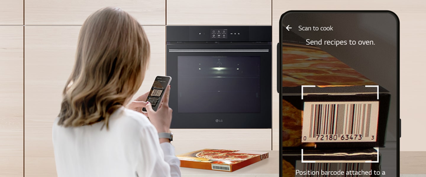 Immagine di una donna che scansiona un codice a barre di un surgelato con il suo smartphone.