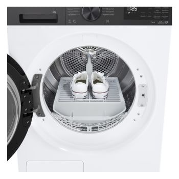 Particolare di un paio di scarpe da ginnastica bianche posizionate sul cestello rack per asciugatura delicata all'interno del modello LG RNX5008TKB