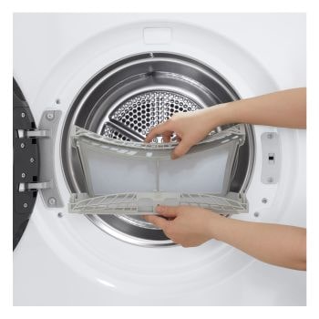 Dettaglio di due mani che aprono il doppio filtro per la lanugine dell'asciugatrice LG RNX5008TLB per mostrarne la facilità di pulizia.
