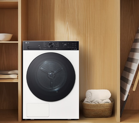 Immagine che mostra la vista frontale dell'asciugatrice LG in un interno pregiato color legno
