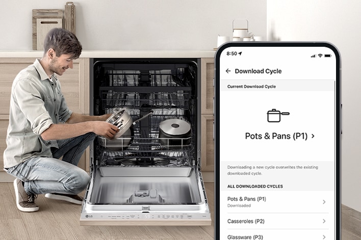 Un uomo carica una lavastoviglie LG con pentole, mentre uno smartphone mostra l'app per il ciclo di lavaggio.