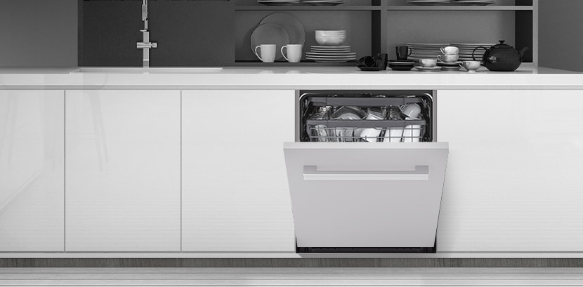 Immagine di una lavastoviglie con la porta leggermente aperta integrata nella cucina