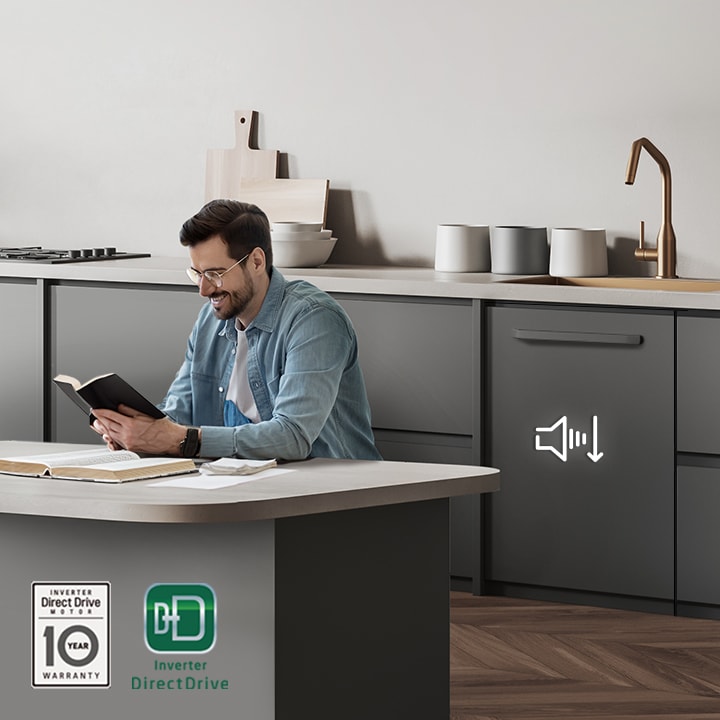 Uomo seduto al tavolo della cucina moderna, leggendo un libro, con elettrodomestici grigi sullo sfondo e icone di garanzia.