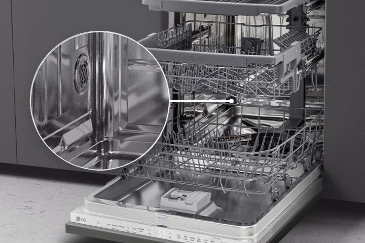 Una lavastoviglie installata in una cucina, con enfasi sull'interno realizzato in acciaio inox.