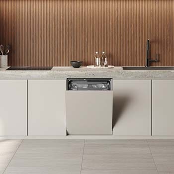 Foto cambientata di una cucina vista di fronte con la lavastoviglie integrata