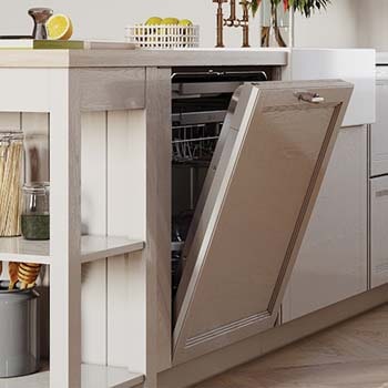 Foto cambientata di una cucina vista di lato con la lavastoviglie integrata
