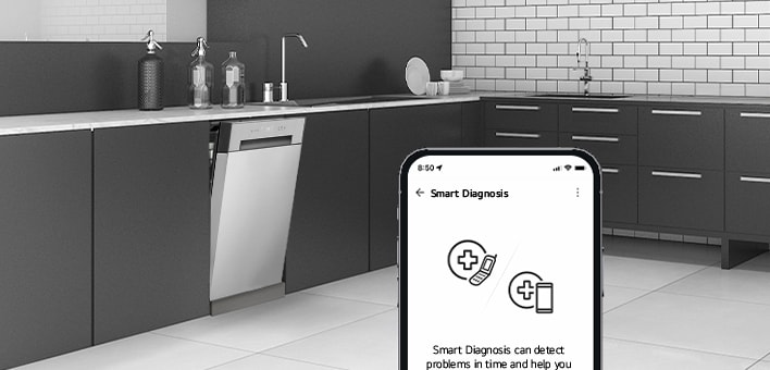 Una cucina con lavastoviglie a libera installazione parzialmente aperta e un telefono con l'app LG ThinQ™. 