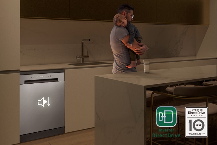 Un uomo tiene in braccio un bambino accanto a una lavastoviglie LG Inverter Direct Drive in una cucina moderna.