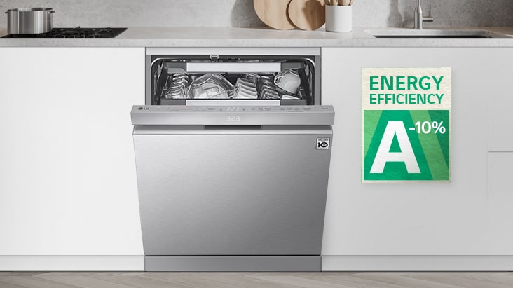 Lavastoviglie con la porta semi aperta e un bollo che indica la classe di efficienza energetica A -10%.