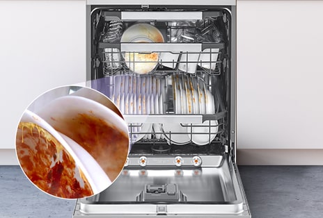 Immagine di una lavastoviglie con la porta completamente aperta, con i piatti sporchi all'interno.