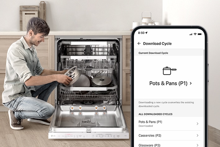 Un uomo tiene in mano una pentola e sullo smartphone visualizzato a fianco c'è il programma pentole disponibile sull'app ThinQ™.