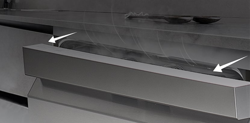 Immagine della porta della lavastoviglie con due frecce che indicano l'apertura automatica a fine ciclo. Del vapore fuoriesce dall'apertura.