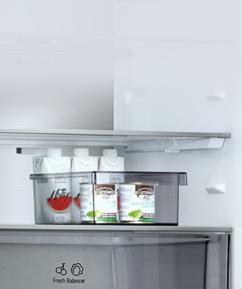 Interno frigorifero LG (GBBW726AMB) con cinque ripiani regolabili e frecce blu che indicano movimento verticale.