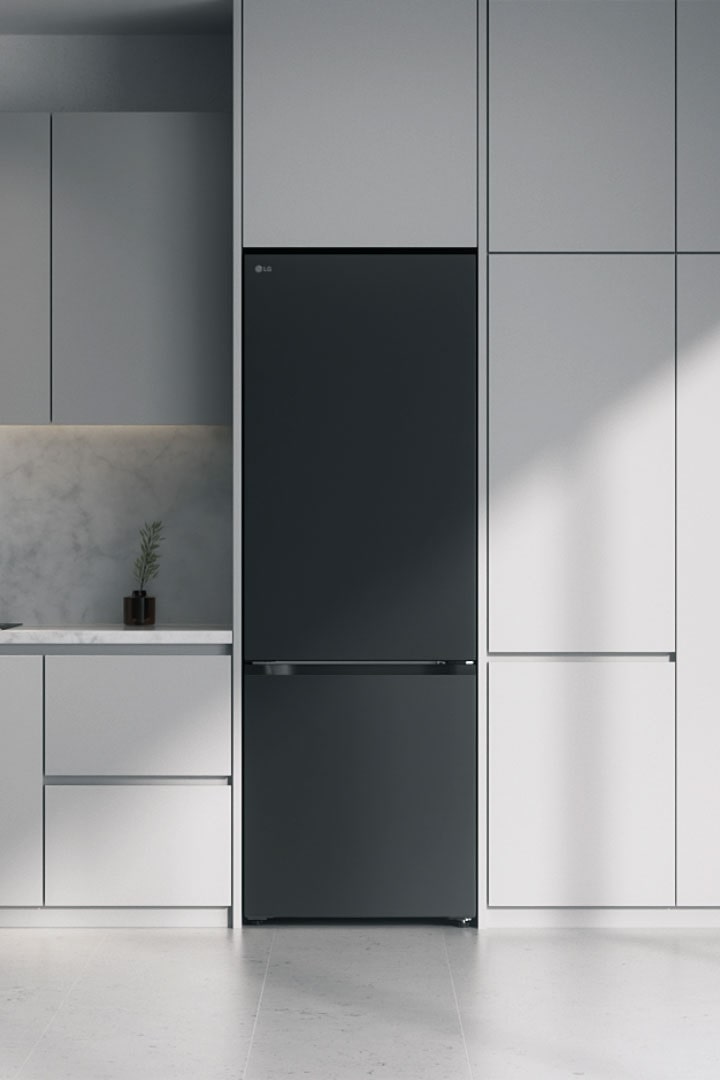 Frigorifero combinato nero LG (GBBW726AMB) incassato in mobili accanto a piano con piano a induzione e finestra a destra.