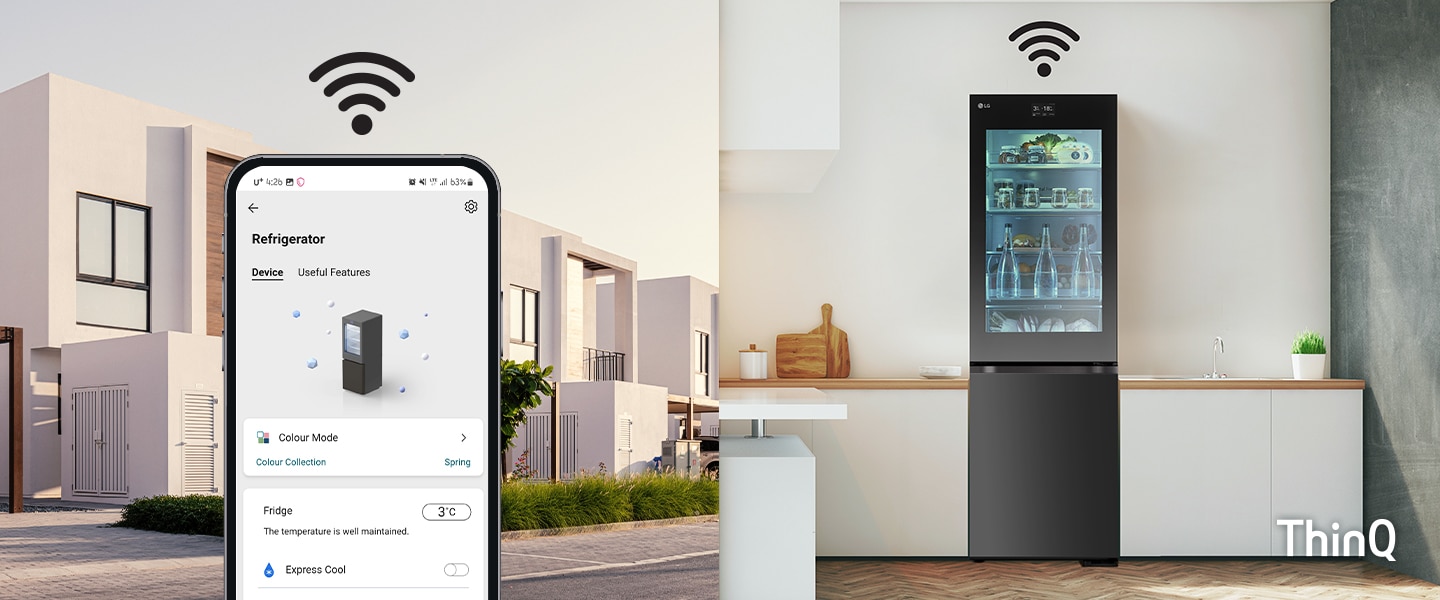 Frigorifero LG collegato a smartphone tramite Wi-Fi in cucina moderna e quartiere residenziale sullo sfondo.