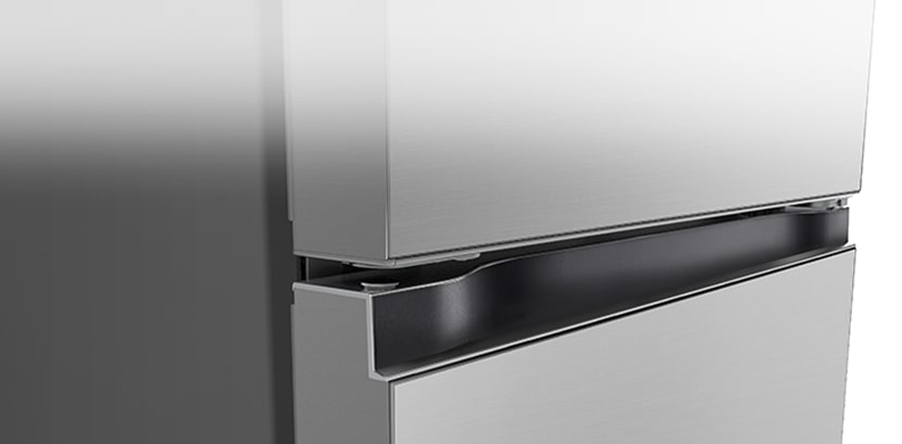 Dettaglio delle maniglie integrate, che donano al frigorifero un look minimale ed elegante.
