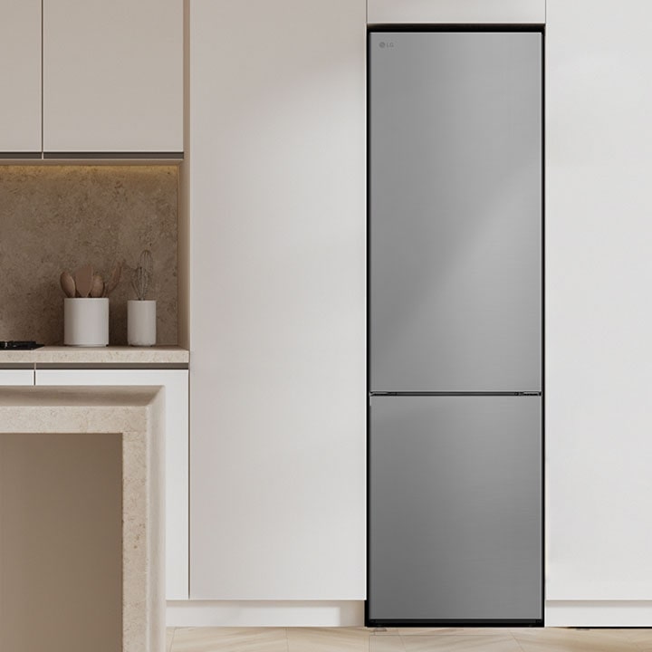 Immagine ambientata del frigorifero inserito all'interno di una cucina, tanto da sembrare un modello da incasso.