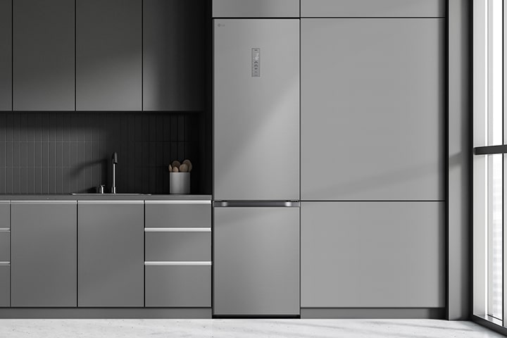 Immagine ambientata del frigorifero inserito all'interno di una cucina, tanto da sembrare un modello da incasso.