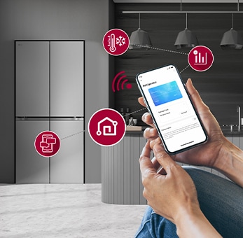 Foto di un frigo installato in una cucina dall'arredamento moderno.