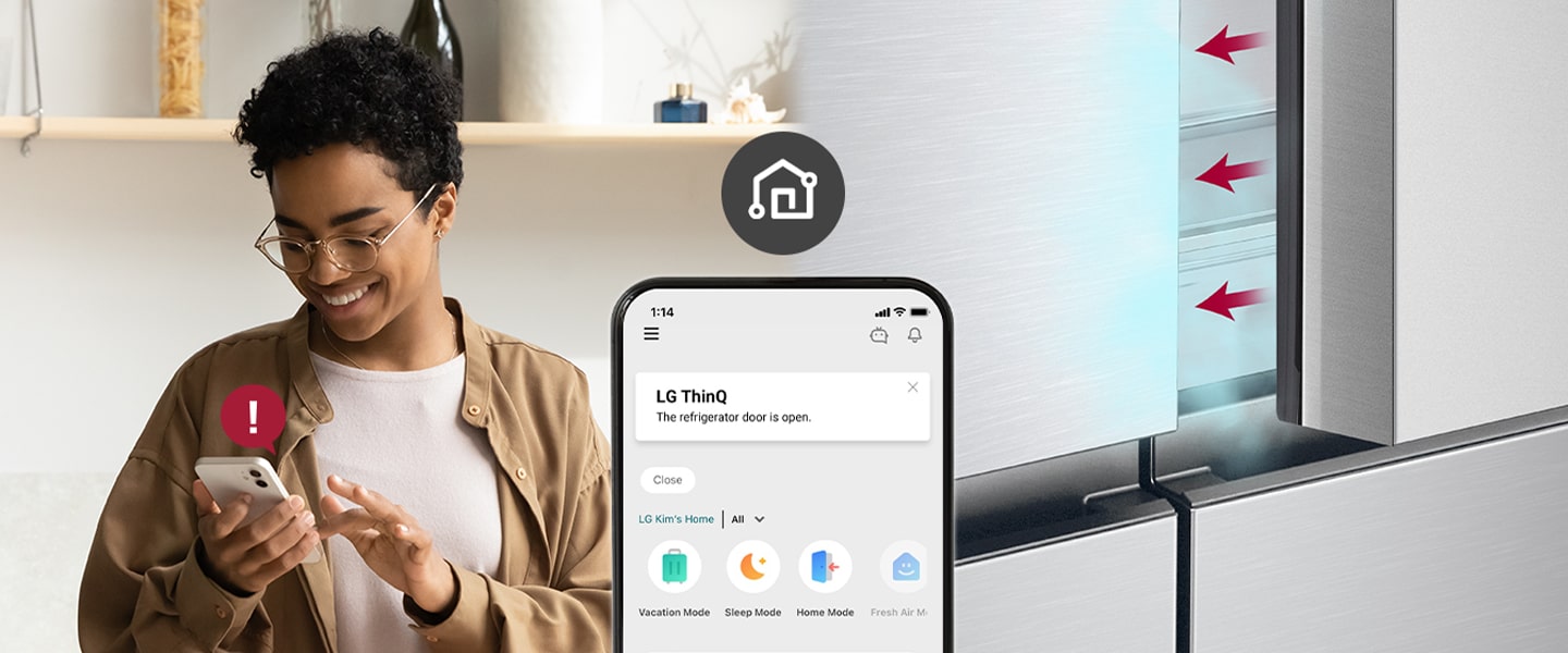 Una persona utilizza il telefono che mostra l'app LG ThinQ con un avviso di porta del frigorifero aperta.
