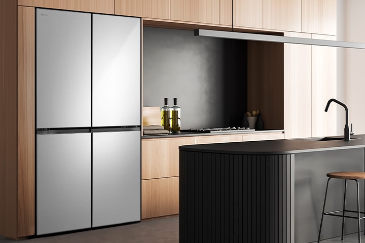 Foto di un frigo installato in una cucina dall'arredamento moderno.