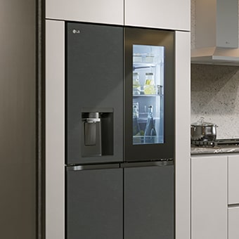 Foto di un frigo installato in una cucina dall'arredamento moderno.